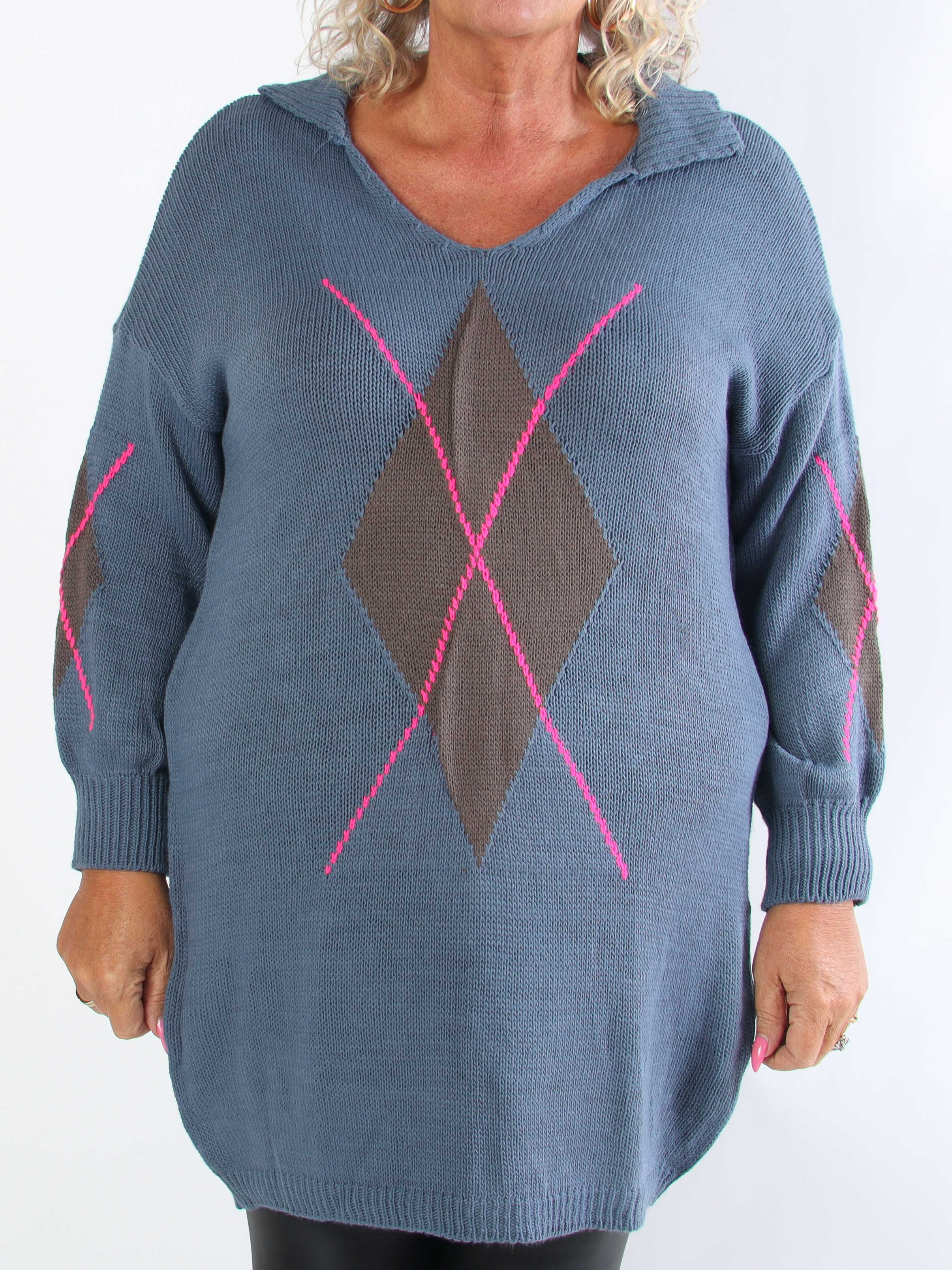 Octavia - Plus size strikkjole med klassisk krave og motiver på front og ærmer